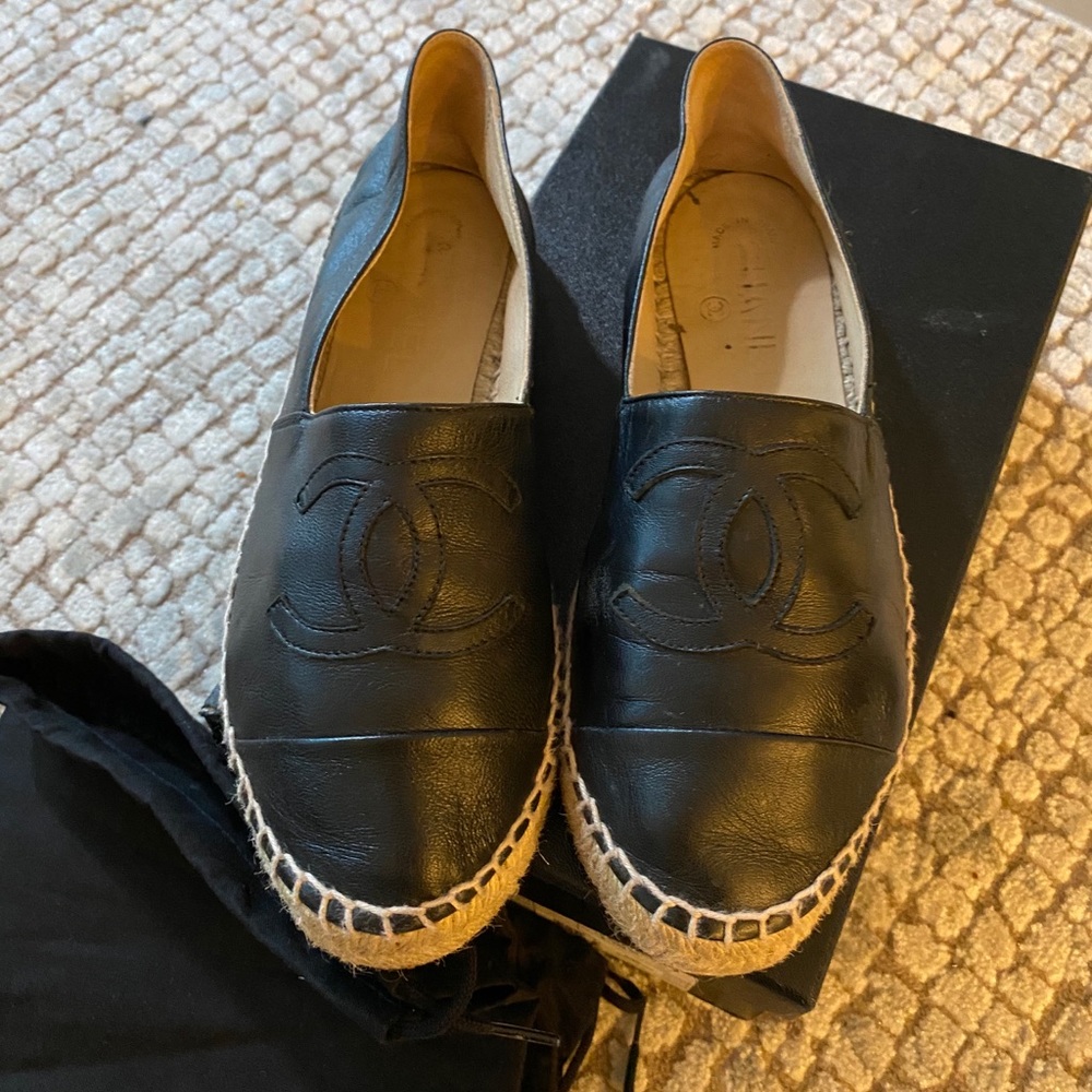 CHANEL BLACK LAMBSKIN ESPADRILLES (37) - Picture 2 of 8